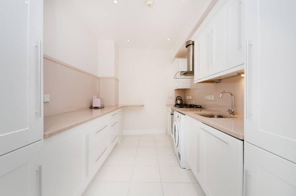 Flat Farnell Mews in Greater London