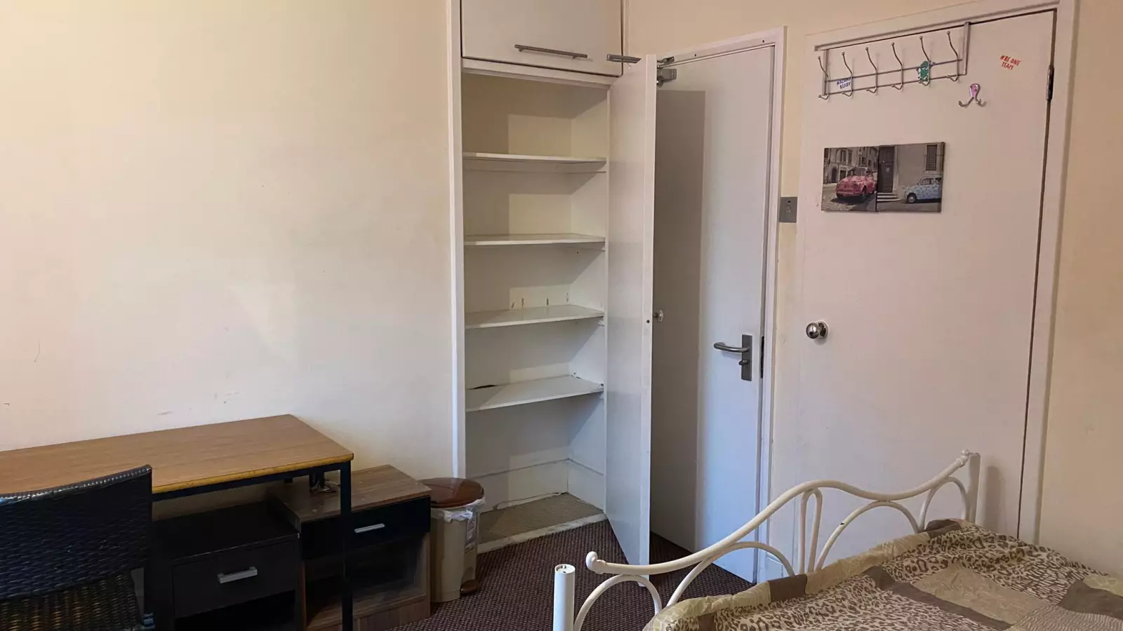 Flat Martindale Avenue in Greater London