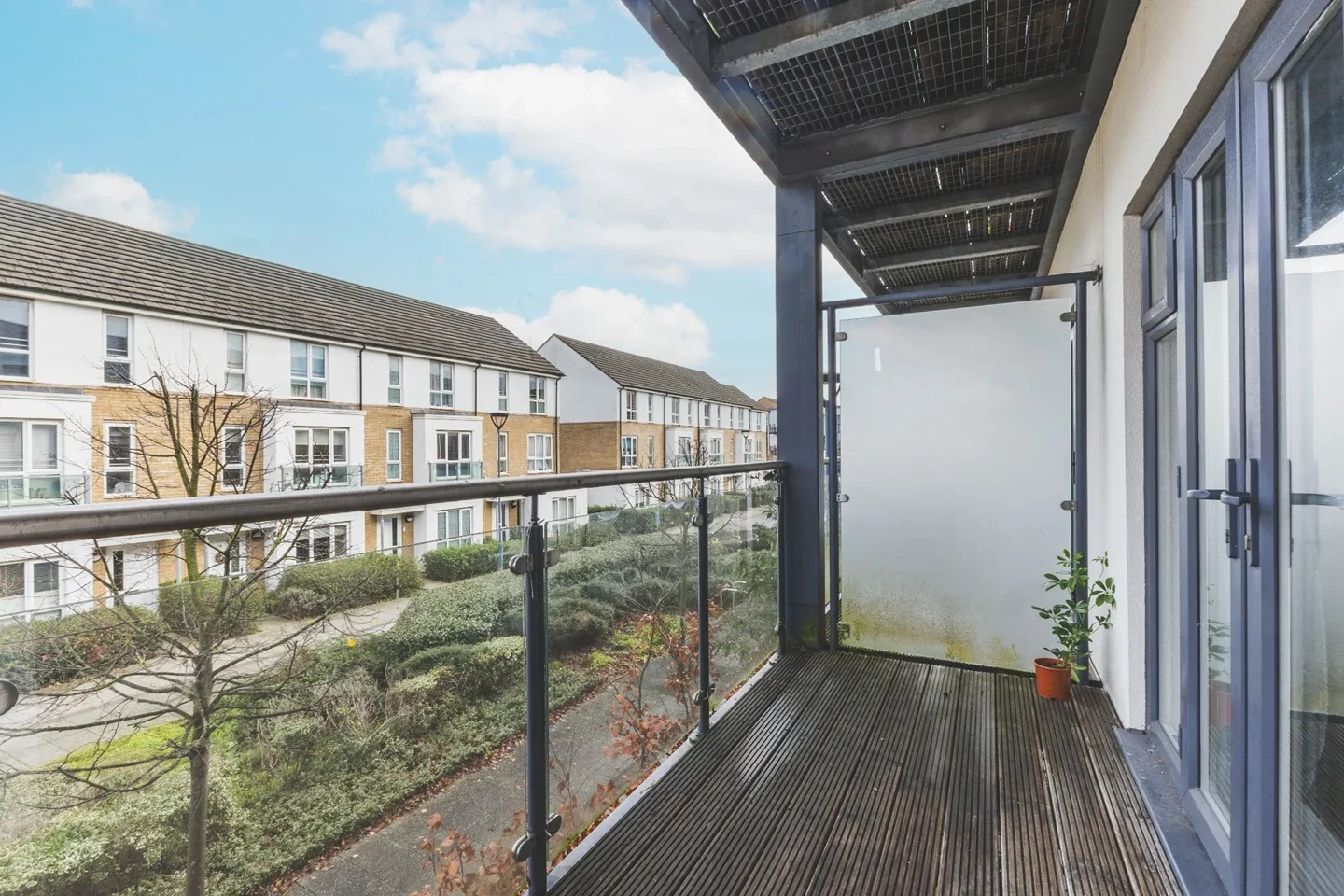 Flat Clovelly Court in Greater London