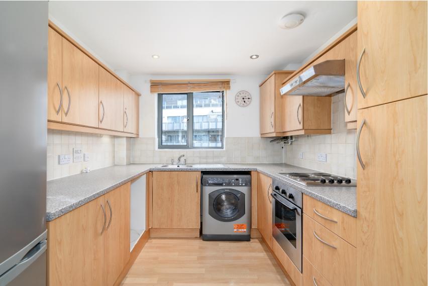 Flat Lapis Close in Greater London