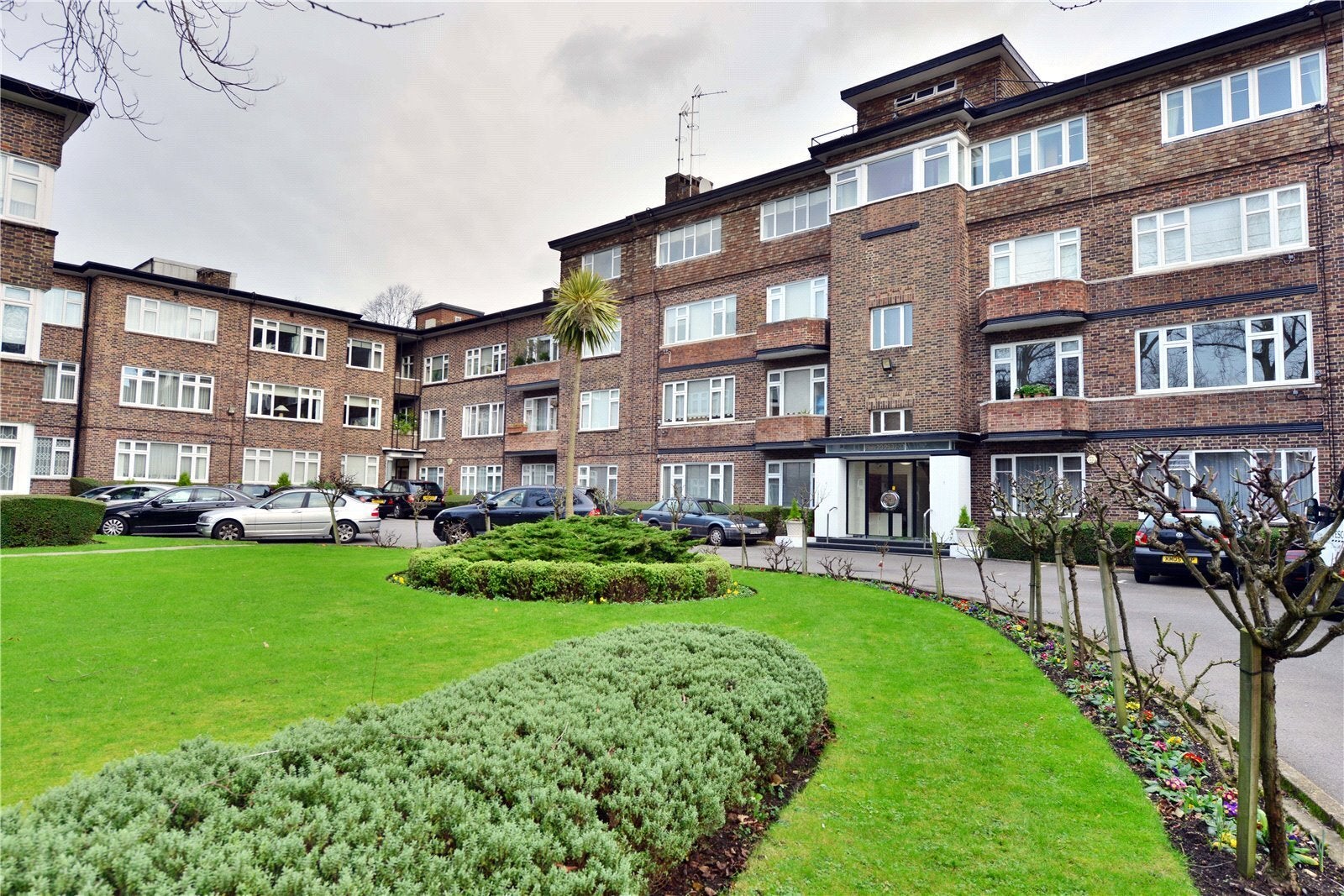Flat Avenue Road in Greater London