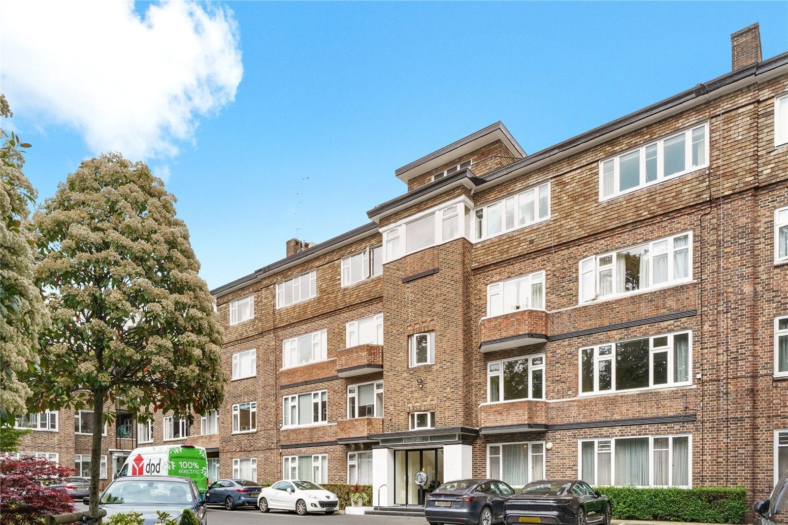 Flat Avenue Road in Greater London