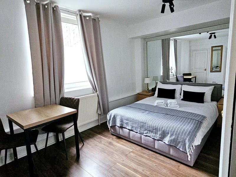 Flat Sloane Avenue in Greater London