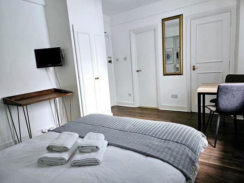 Flat Sloane Avenue in Greater London