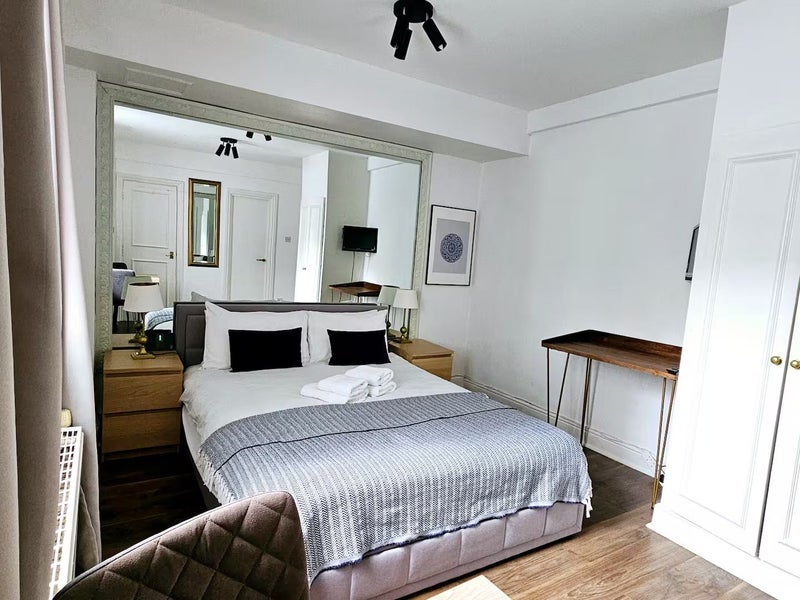 Flat Sloane Avenue in Greater London