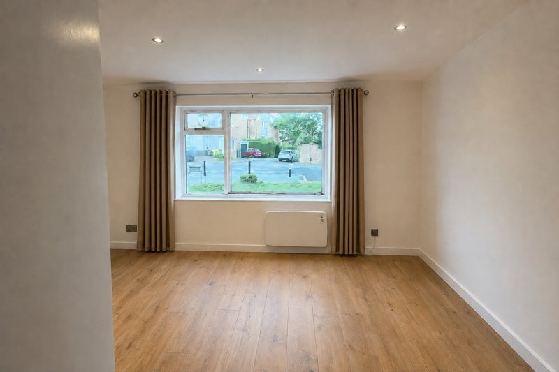 Flat Holmesdale Road in Greater London