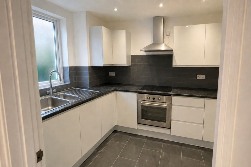 Flat Holmesdale Road in Greater London