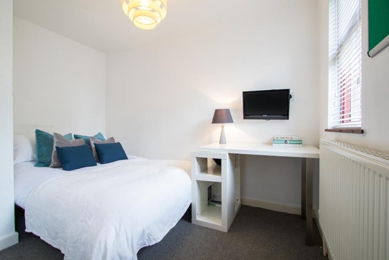 Room Ladybarn Road in Manchester