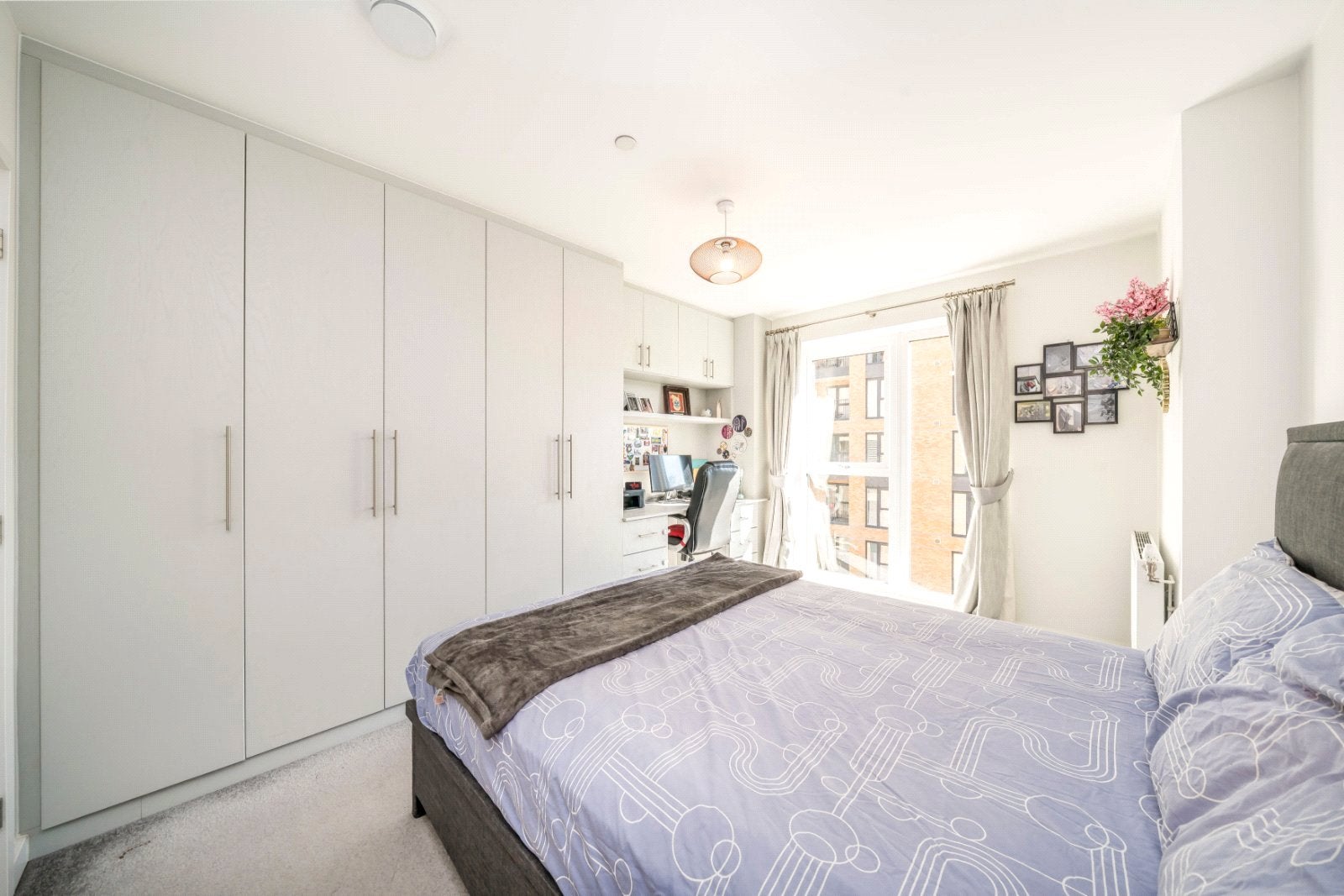 House Bowen Drive in Greater London