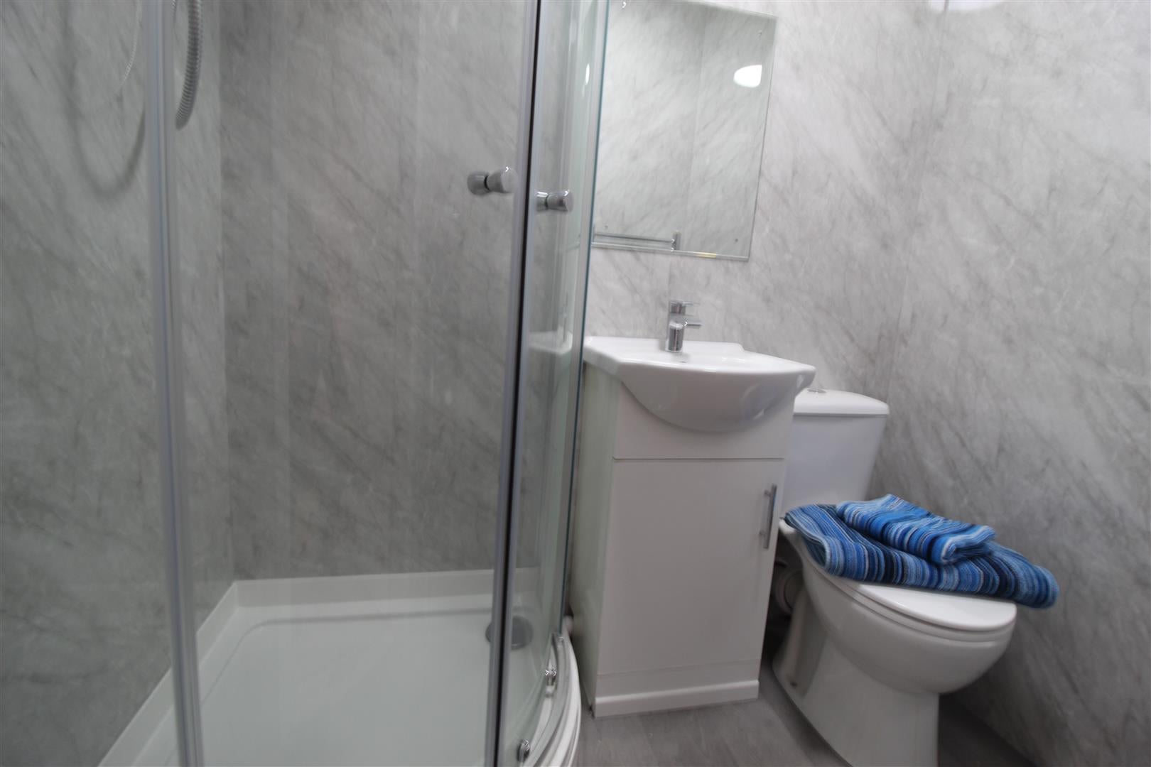 Room Vicarage Place in Leeds