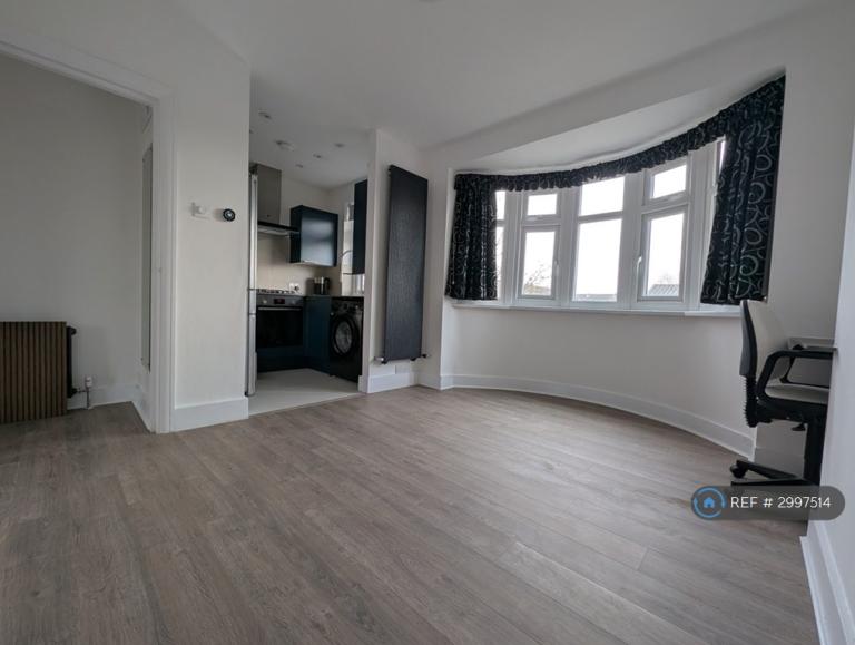 Flat Eastcote Lane in Greater London