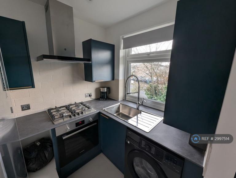 Flat Eastcote Lane in Greater London