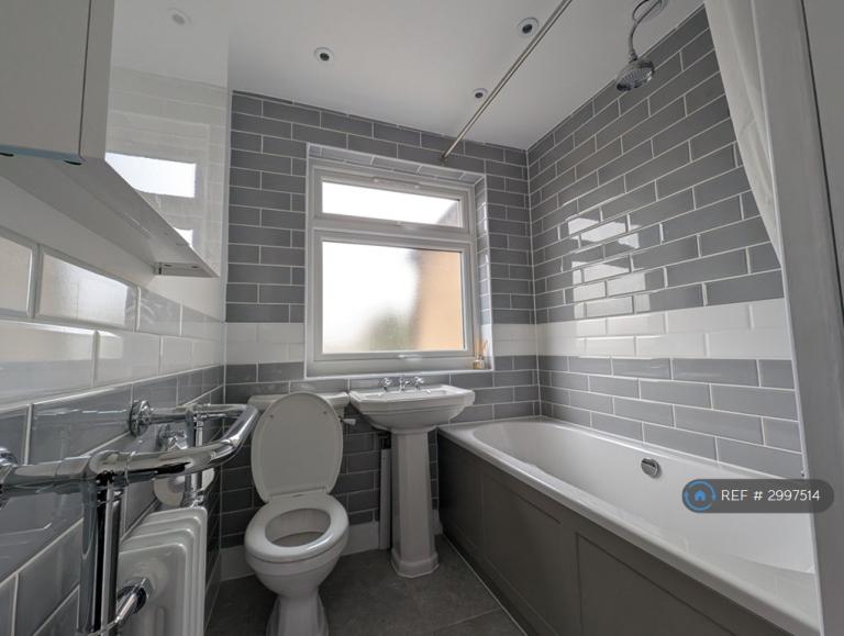 Flat Eastcote Lane in Greater London