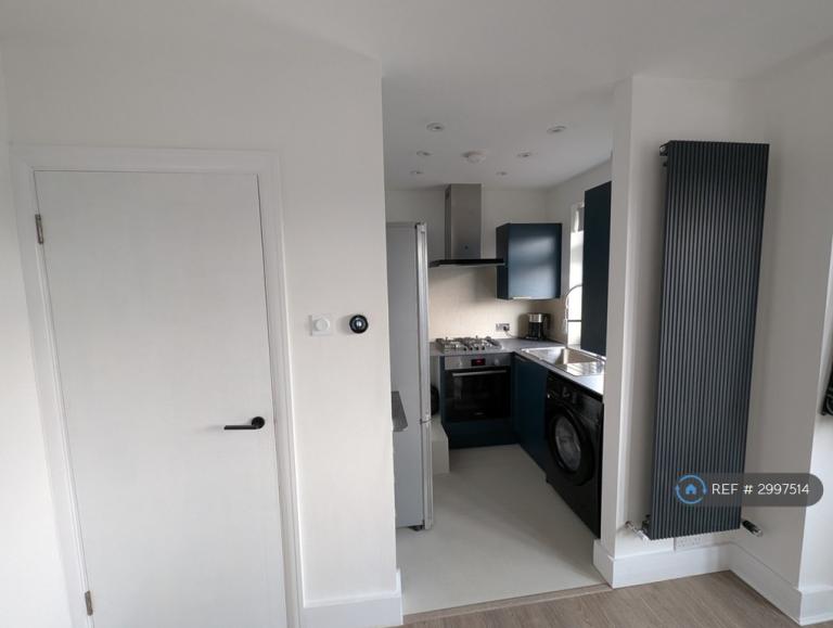 Flat Eastcote Lane in Greater London