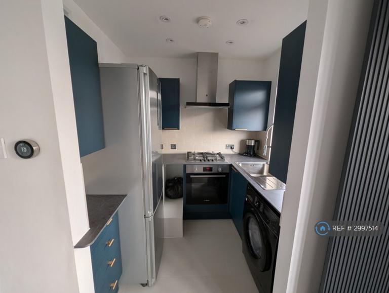 Flat Eastcote Lane in Greater London