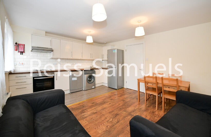 Flat Cyclops Mews in Greater London