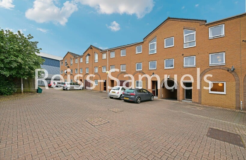 Flat Cyclops Mews in Greater London