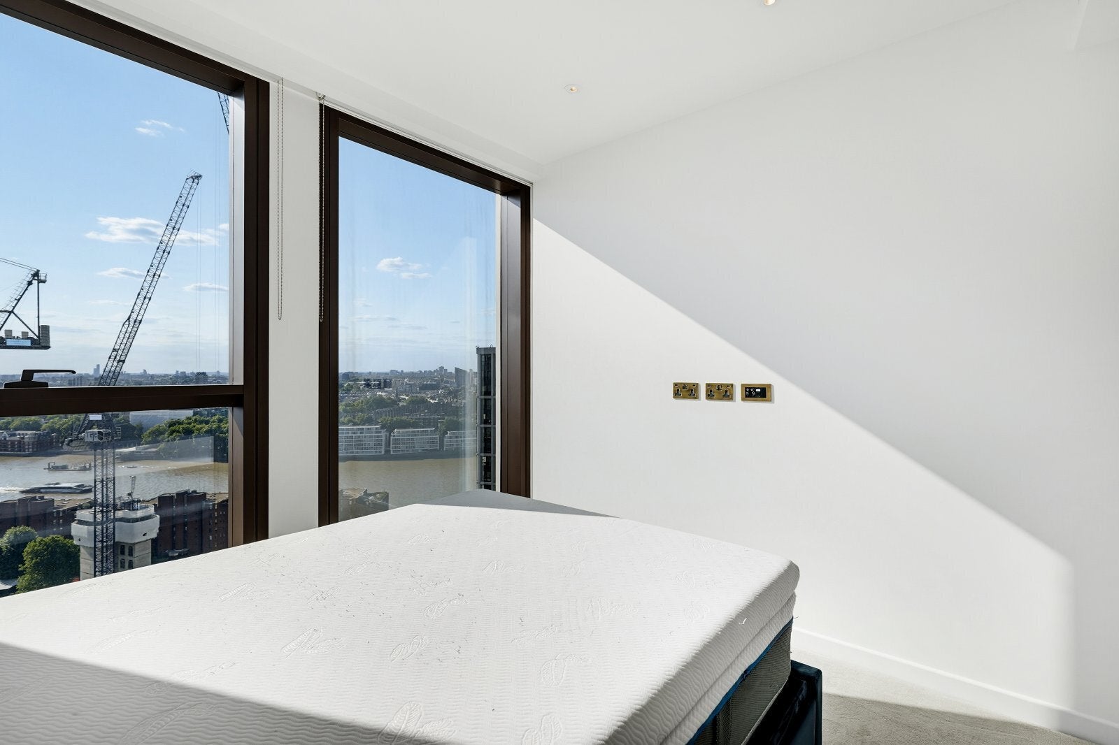 Flat Carnation Way in Greater London