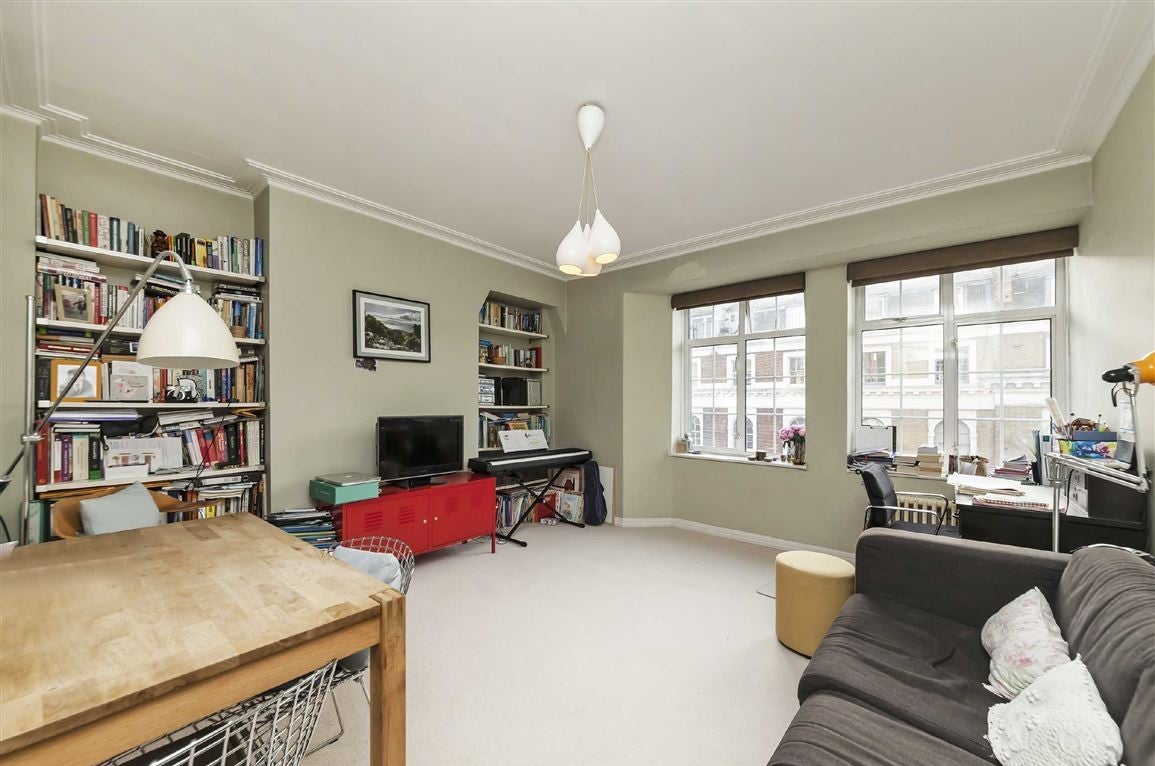Flat Spring Street in City of Westminster