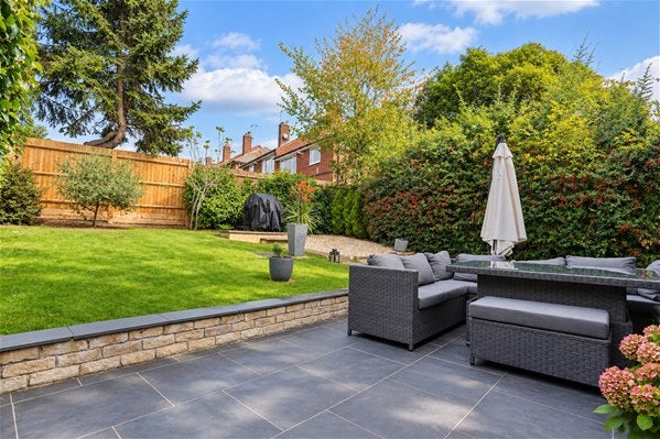 Flat Vernon Crescent in Greater London