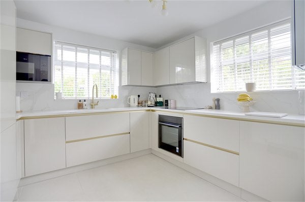 Flat Vernon Crescent in Greater London