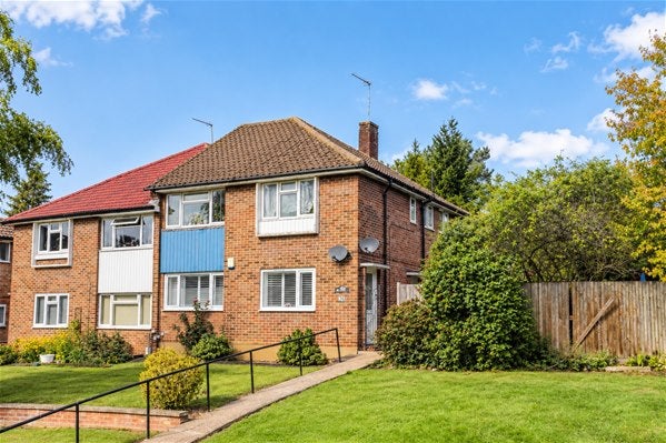 Flat Vernon Crescent in Greater London