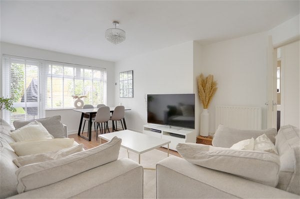 Flat Vernon Crescent in Greater London