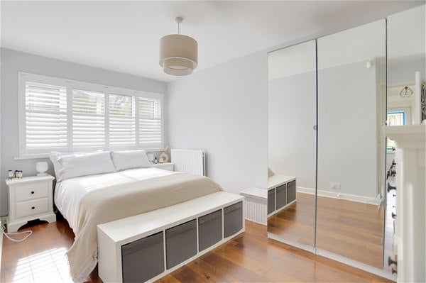 Flat Vernon Crescent in Greater London