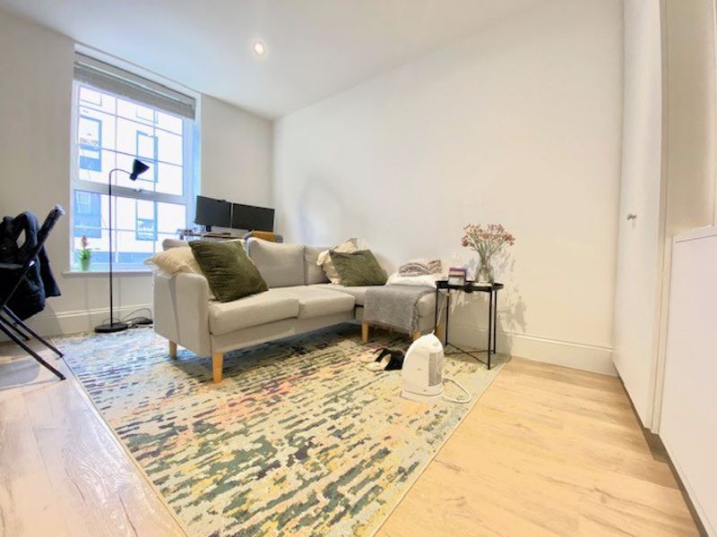 Flat Wentworth Street in Greater London