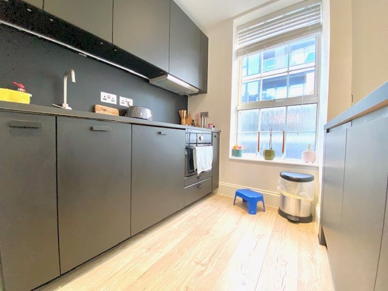 Flat Wentworth Street in Greater London