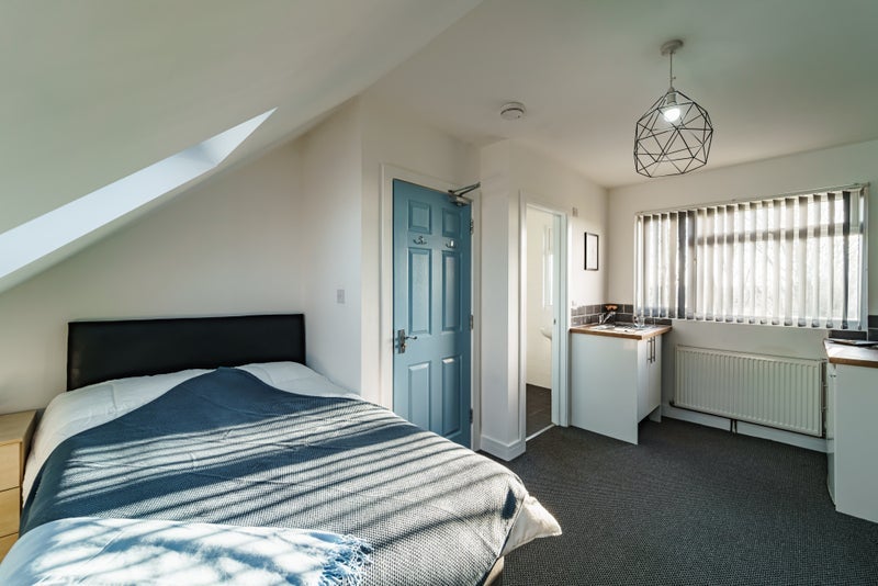 Room Charter Avenue in Coventry