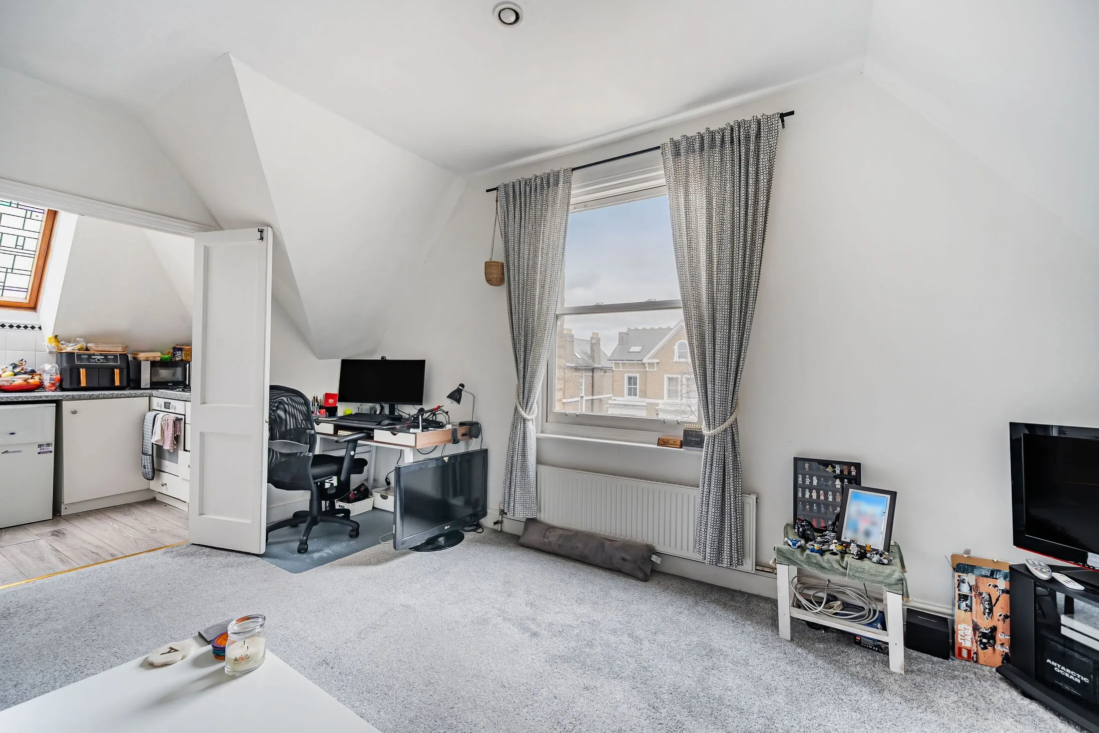 Flat Carminia Road in Greater London