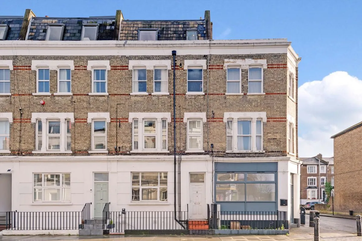 Flat Boscombe Road in Greater London