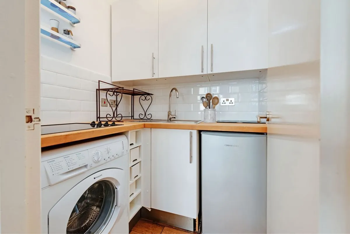 Flat Boscombe Road in Greater London