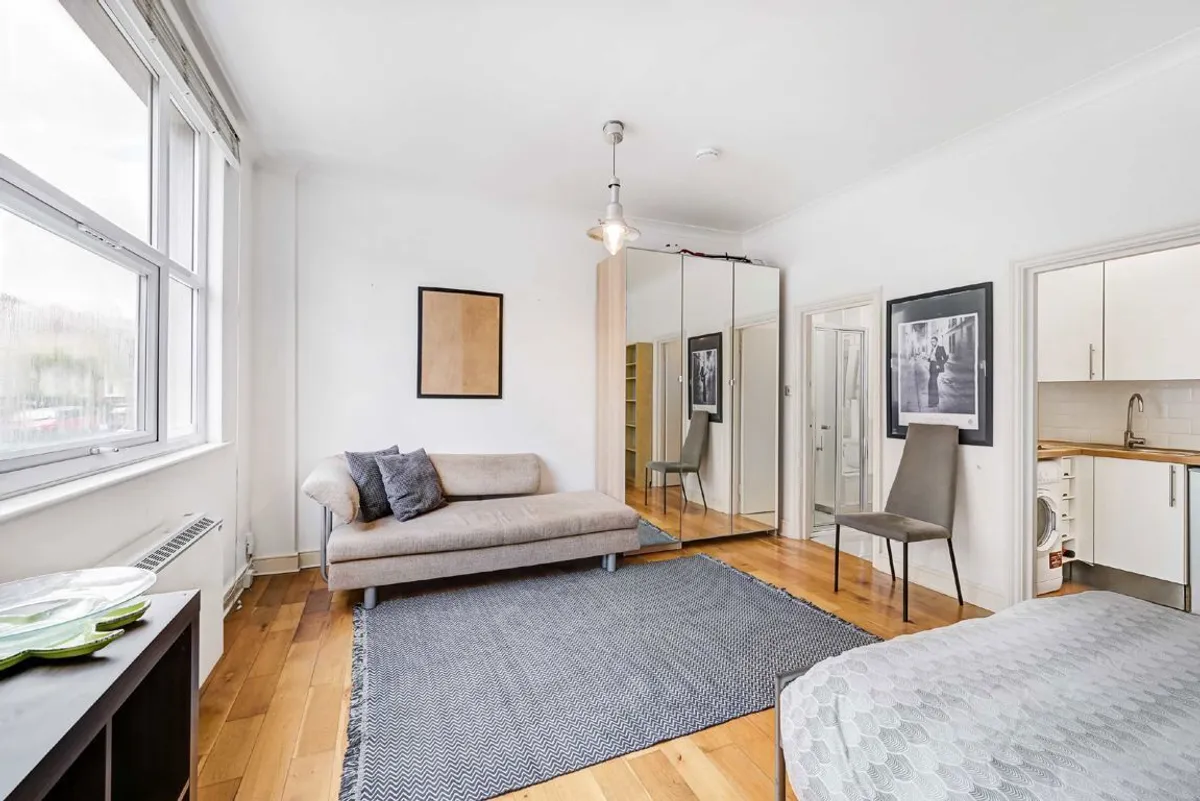 Flat Boscombe Road in Greater London