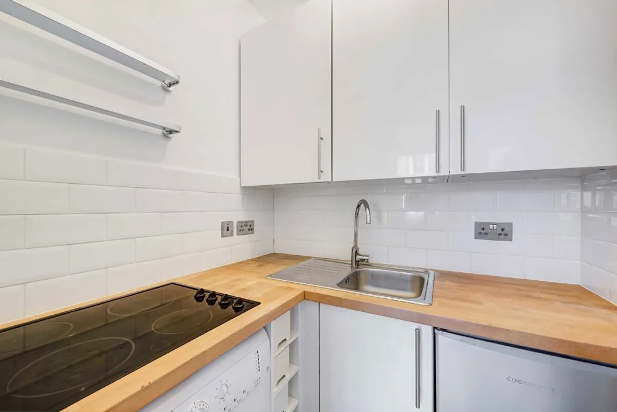 Flat Boscombe Road in Greater London
