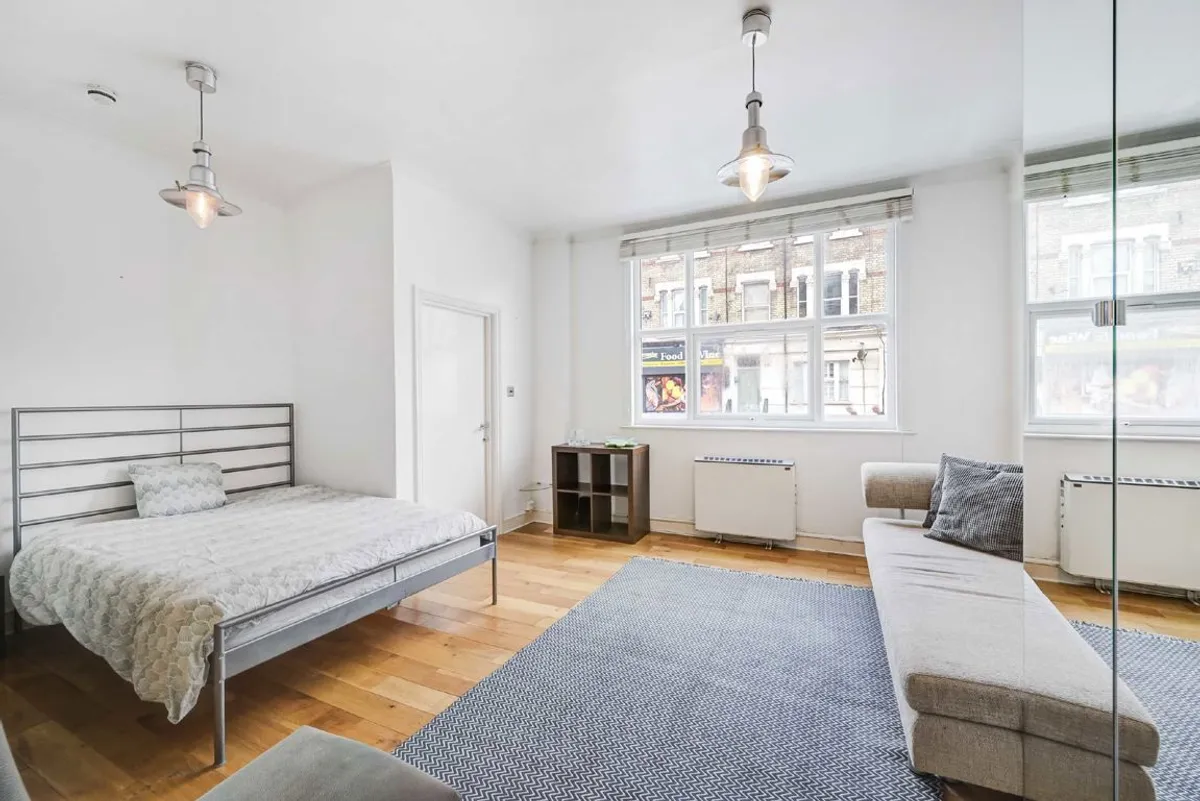 Flat Boscombe Road in Greater London