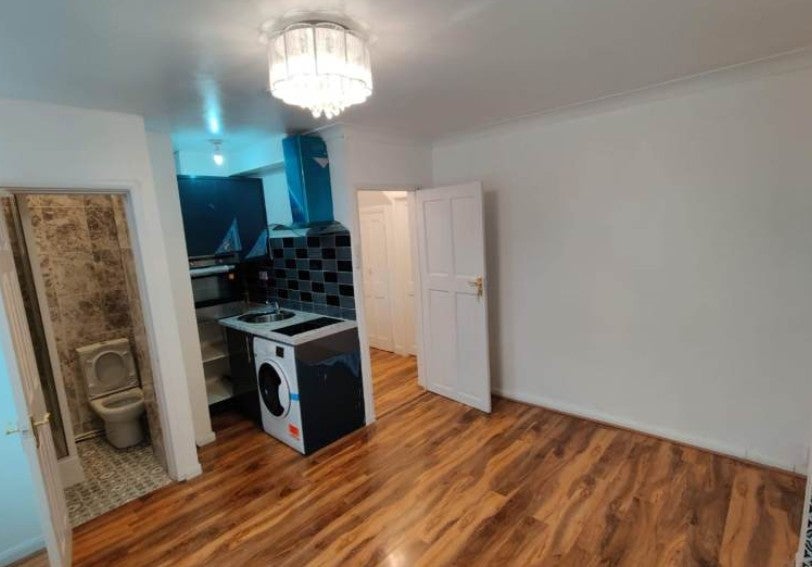 Flat Prince Henry Road in Greater London