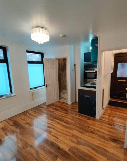Flat Prince Henry Road in Greater London