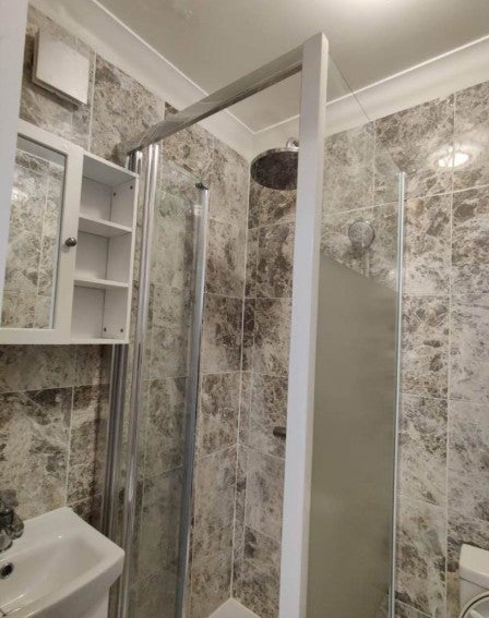 Flat Prince Henry Road in Greater London