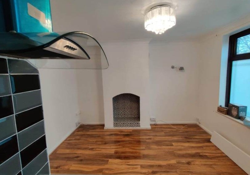 Flat Prince Henry Road in Greater London