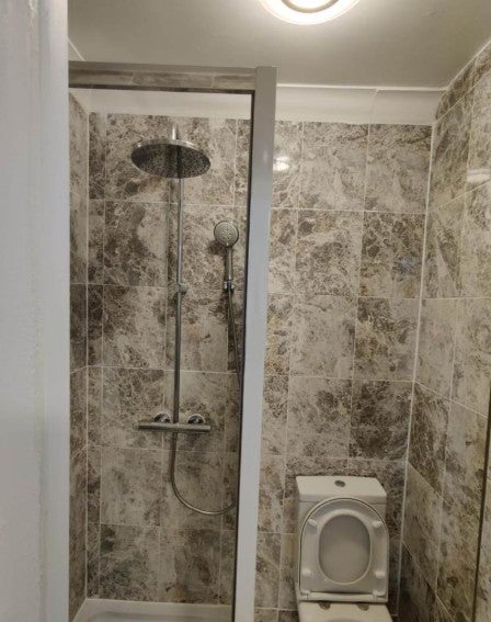 Flat Prince Henry Road in Greater London