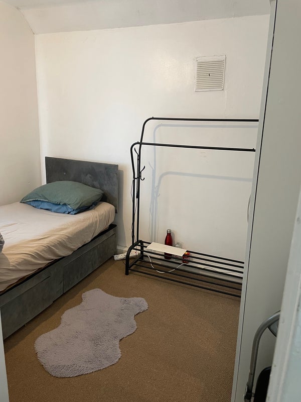 Room Davenport Avenue in Oadby and Wigston