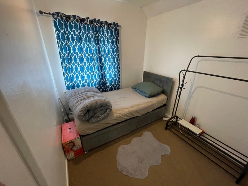 Room Davenport Avenue in Oadby and Wigston