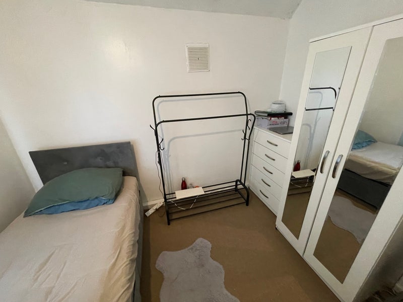 Room Davenport Avenue in Oadby and Wigston