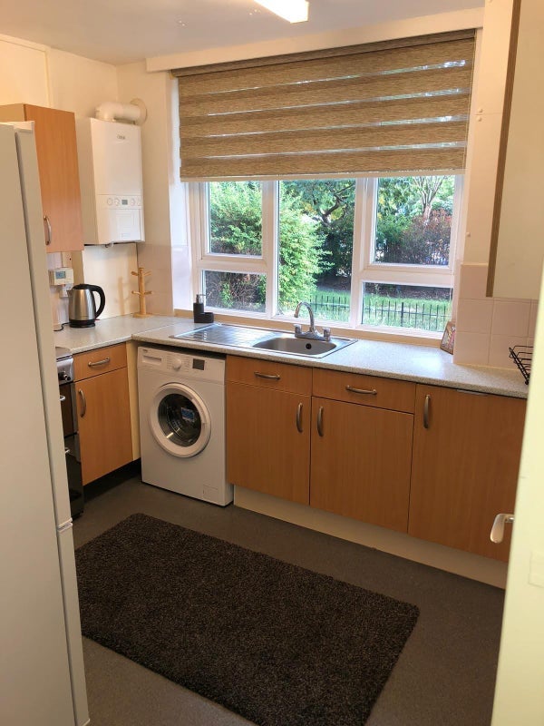 Flat Skinner Street in Greater London