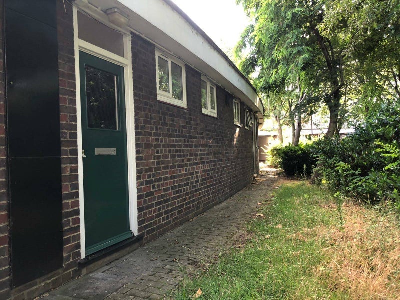 Flat Skinner Street in Greater London