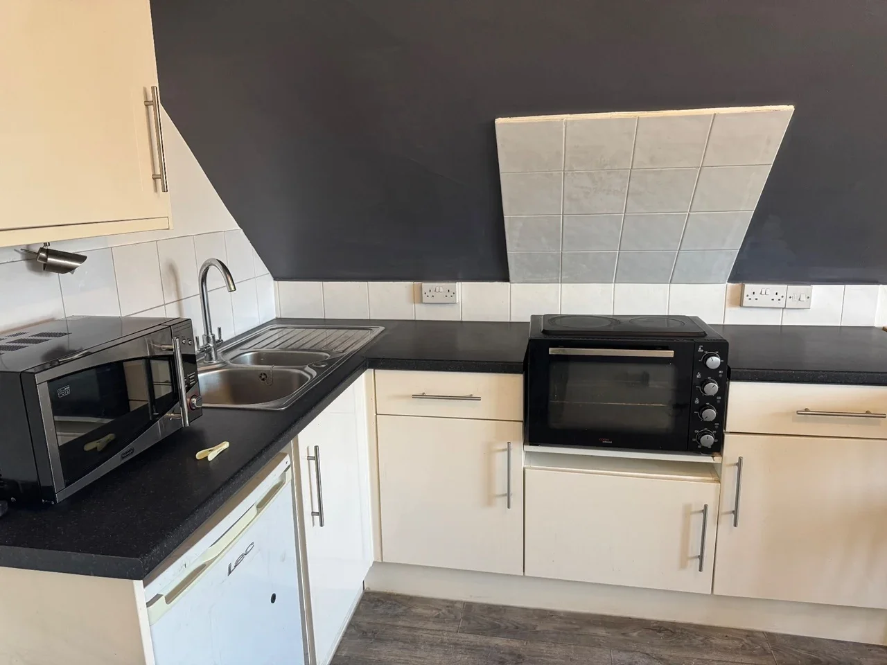 Room Mayfield Road in Elmbridge