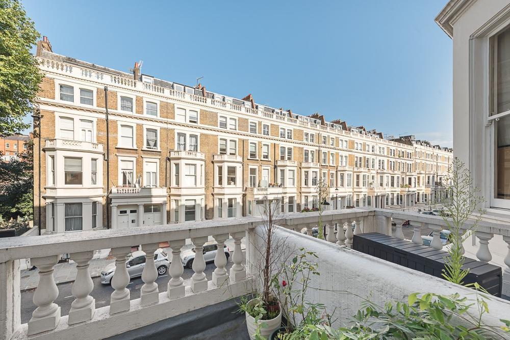 Flat Penywern Road in Greater London