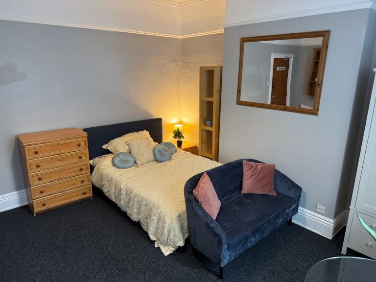 Room Priory Road in Sheffield